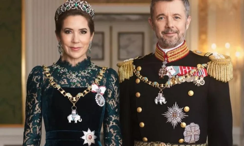 Δανία: Viral το πρώτο επίσημο βασιλικό πορτρέτο - Μοιάζει με «ψεύτικο»